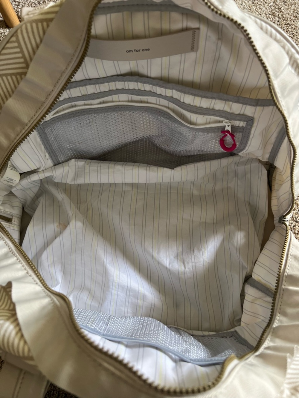 lululemon athletica Taupe and White Geometric Duffel - Picture 9 of 14